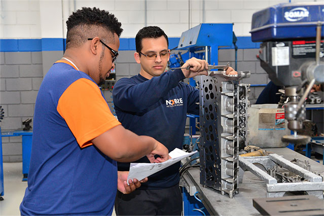 Técnico de motores trabalhando em um cabeçote na retífica de motores Nobre