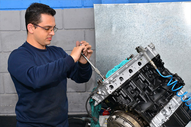 Técnico de motores fazendo a montagem de um motor na Motores Nobre