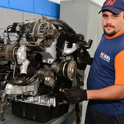 técnico inspecionando peças em uma retífica de motores