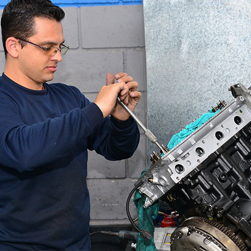 motor sendo reparado em uma retífica de motores