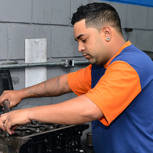 motor em processo de retífica na retífica de motores NOBRE